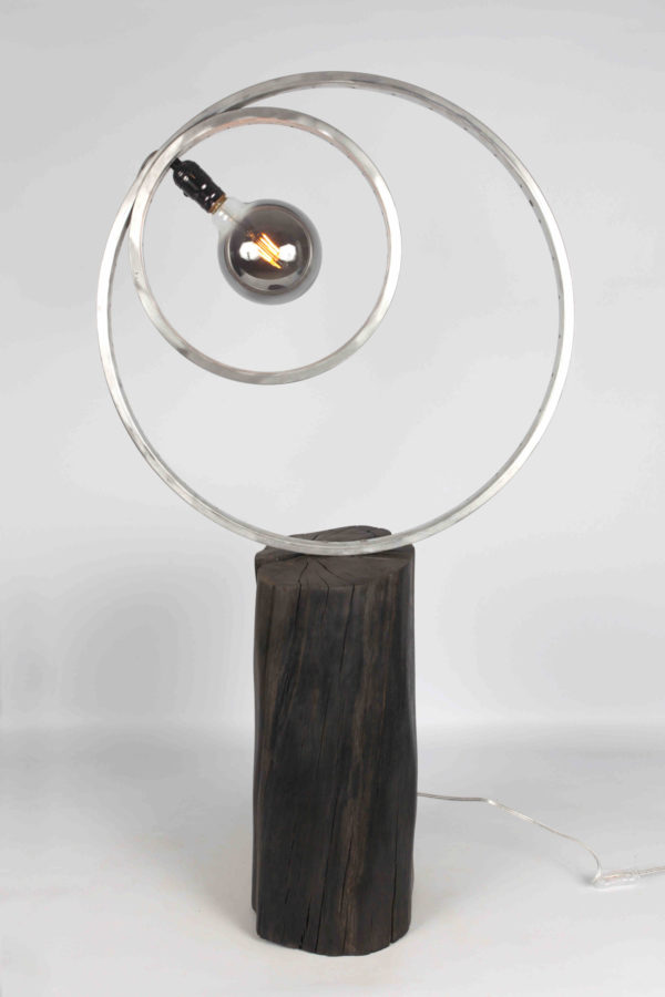 Un lampe bois millénaire de morta et aluminium
