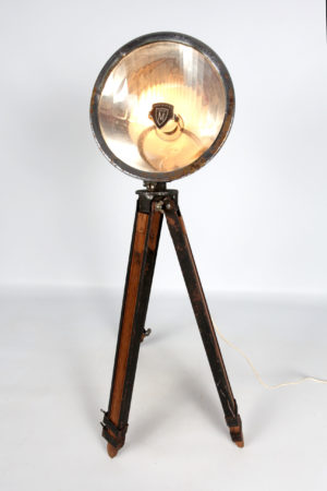 Une lampe vintage avec son trépied bois